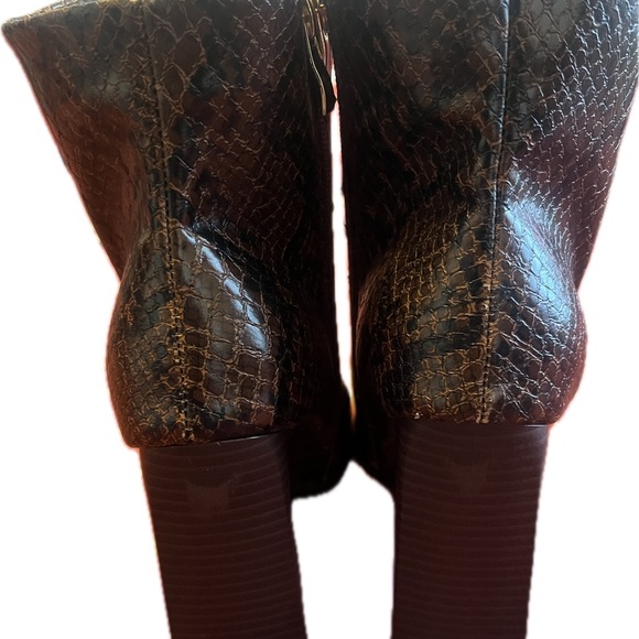 Snakeskin print ankle boots - Picture 2 of 12